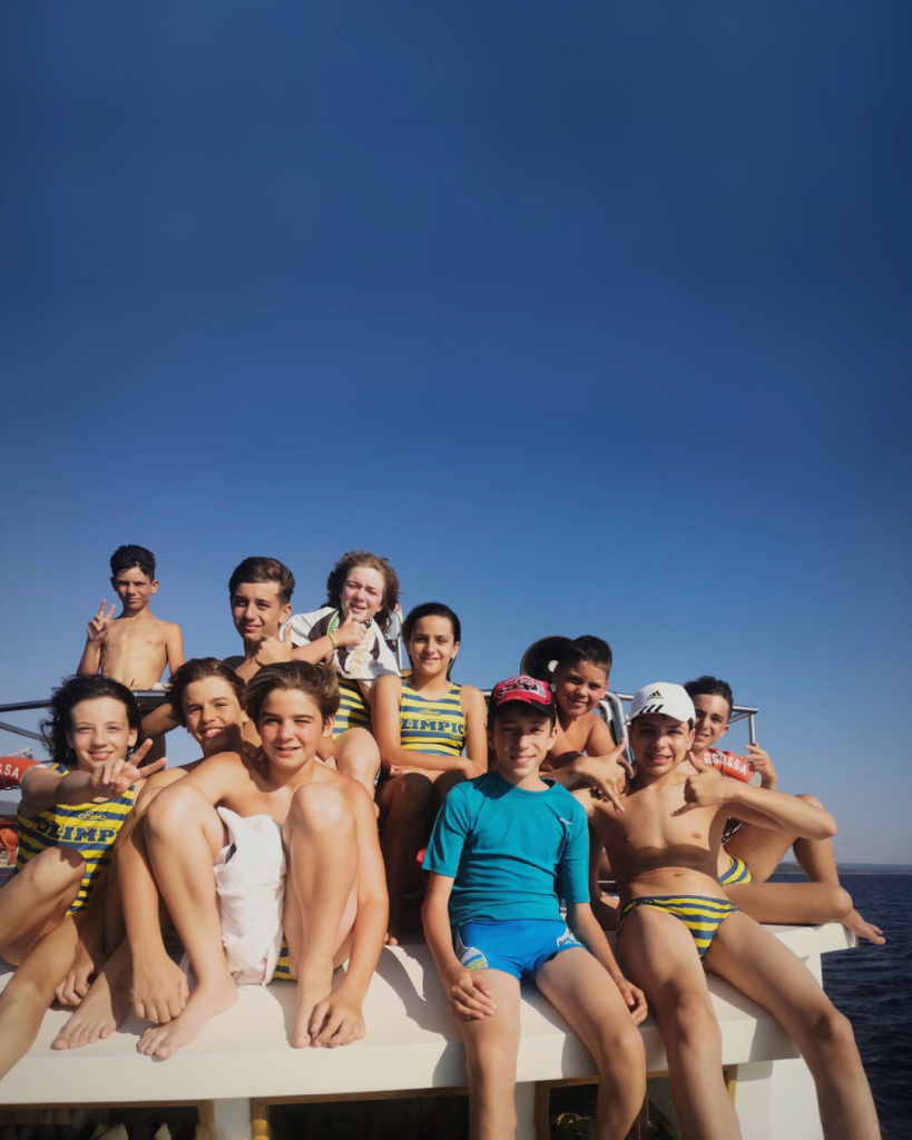Fotografie cu copiii de la Olympic Club în timpul excursiei cu barca la tabăra de polo olimpică